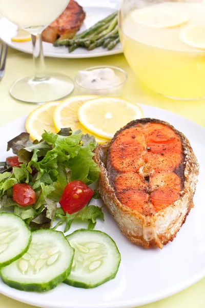 Salmão com legumes, limão e molho — Stok fotoğraf