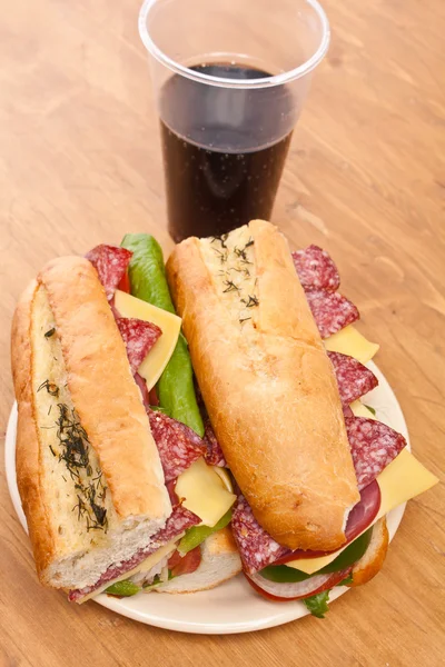 Duas metades de sanduíche de baguete e cola — Fotografia de Stock