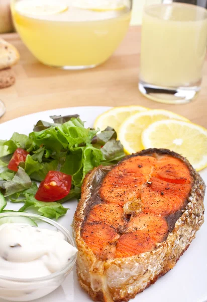 Salmon dengan sayuran, lemon dan saus — Stok Foto
