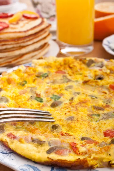 Omelet with ham, bacon and vegetables close up — Stock Photo, Image