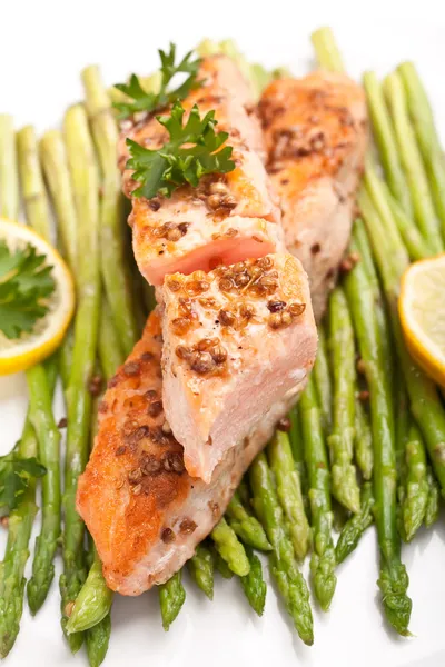 Tilapia fish with asparagus — Stock Photo, Image