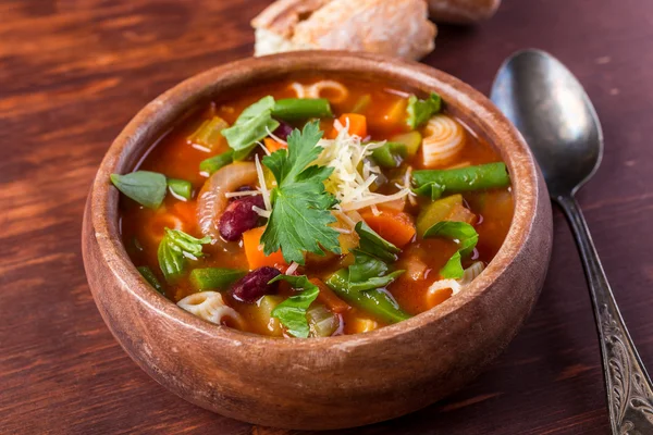 Minestrone polévka s těstovinami, fazolemi a zeleninou — Stock fotografie