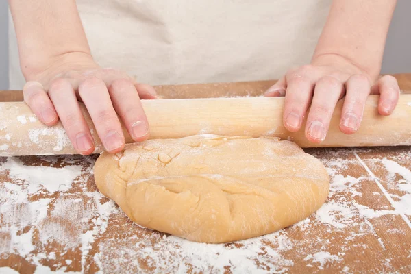 Rolling the dough for homemade egg pasta — Stock Photo, Image