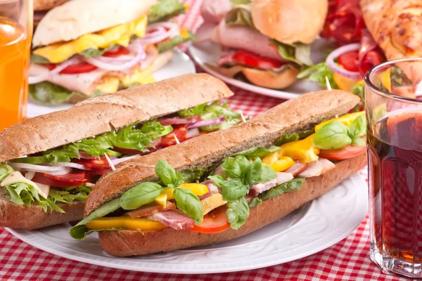Grande grupo de sanduíches em uma mesa — Fotografia de Stock