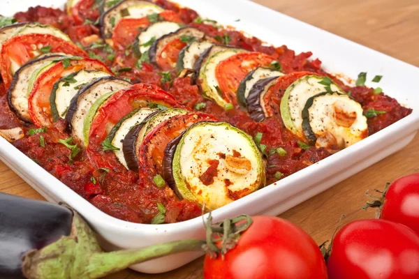 Gebakken groenten met tomatensaus — Stockfoto