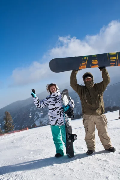 Twee gelukkige jonge mensen met snowboards — Stockfoto