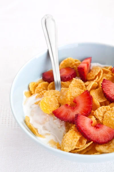 Bowl of cornflakes and strawberries with yogurt — Stock Photo, Image