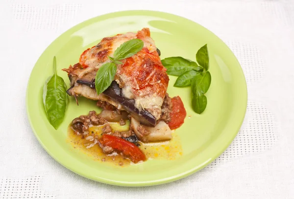 Klassieke Griekse moussaka met aubergine — Stockfoto