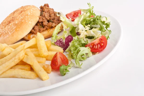 Hamburger di carne macinata con patatine fritte e insalata — Foto Stock