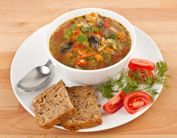 Суп из капусты и грибов — стоковое фото