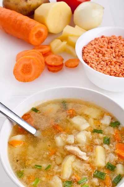 Sopa de pollo de lentejas con ingredientes —  Fotos de Stock