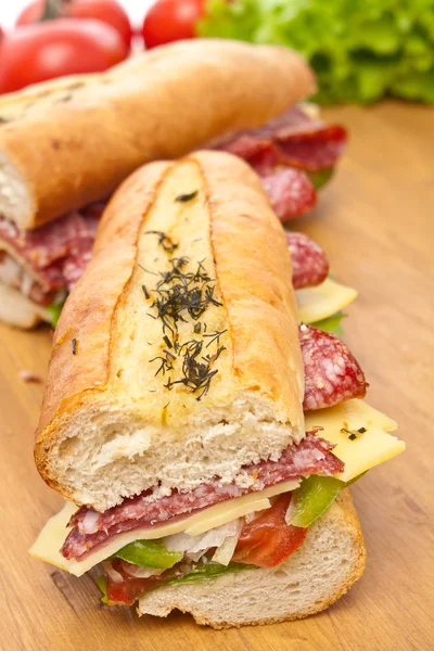 Twee helften van lange stokbrood sandwich — Stockfoto