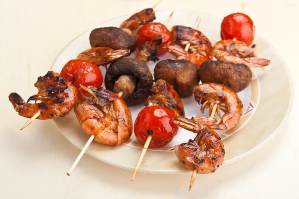 Tomatoes, mushrooms and king prawn kebabs — Stock Photo, Image