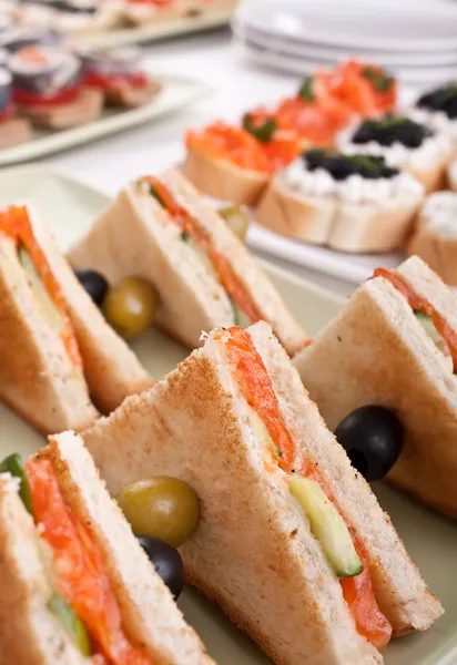 Club sandwiches  with salmon and cucumbers on white bread — Stock Photo, Image