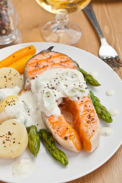 Salmón con salsa cremosa de espárragos — Foto de Stock