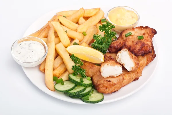 Serviço de peixe e batatas fritas sobre fundo branco — Fotografia de Stock