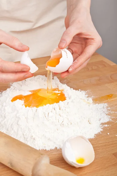 Romper huevos para la masa para pasta de huevo casera — Foto de Stock