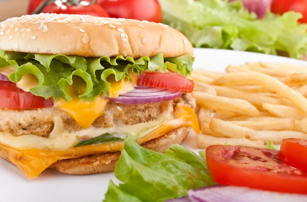 Delizioso cheeseburger di pollo con formaggio cheddar fuso, frenetico — Foto Stock