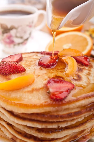 Stack of pancakes  with syrup and fruit — Stock Photo, Image