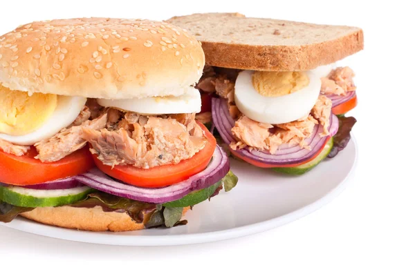 Сэндвичи с тунцом и яйцом — стоковое фото