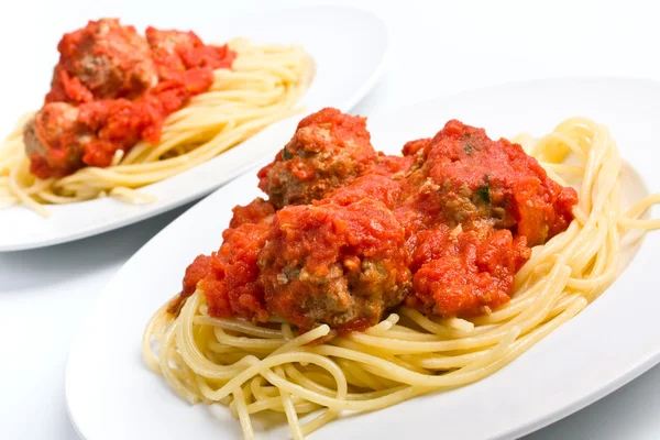 Espaguetis con albóndigas en salsa de tomate —  Fotos de Stock