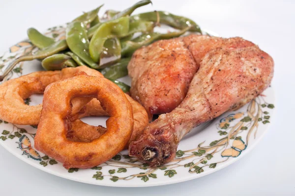 Pečené kuřecí stehno s fazolkami a cibulové kroužky — Stock fotografie