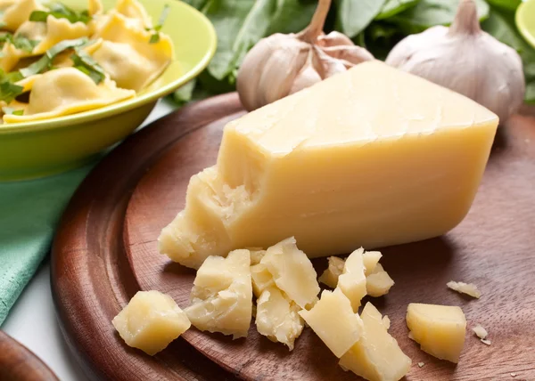 Morceau de fromage à pâte dure — Photo