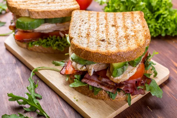 Panini BLT con pancetta, lattuga e pomodoro — Foto Stock