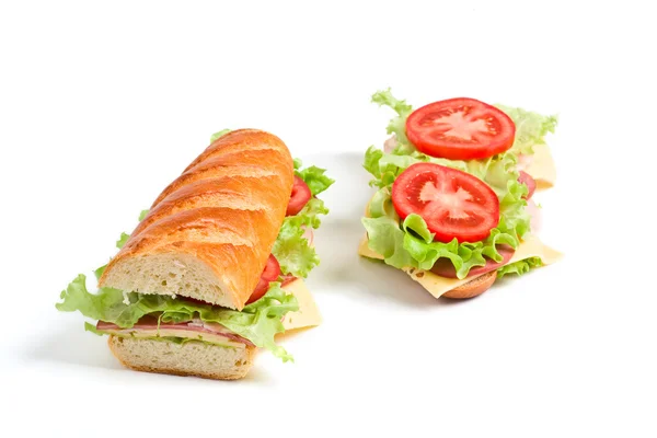 Due haves di panino lungo baguette con lattuga, pomodori, prosciutto , — Foto Stock