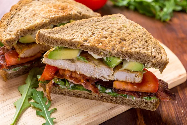 pastırma, marul ve domates blt sandviç