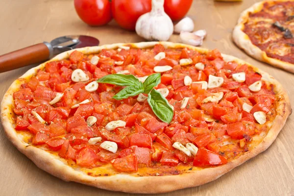 Pizza mit dünner Kruste — Stockfoto