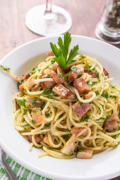 Spaghetti tradizionali alla carbonara — Foto Stock