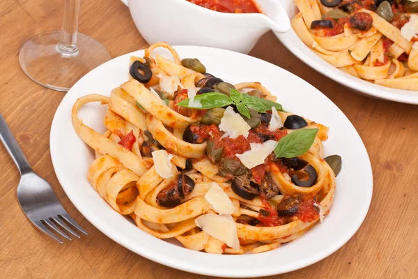 Pâtes linguines à la sauce puttanesca aux tomates fraîches, parmes râpées — Photo