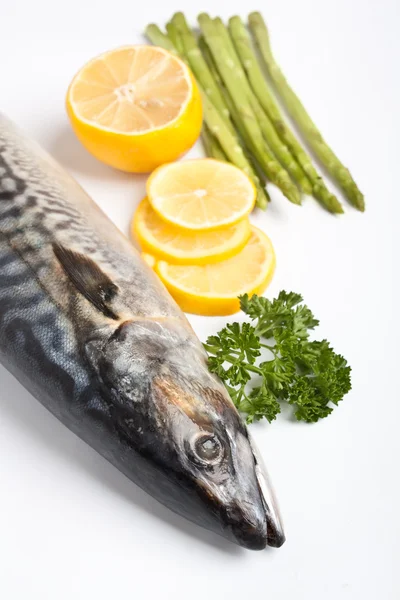 Raw mackerel with parsley and lemon — Stock Photo, Image