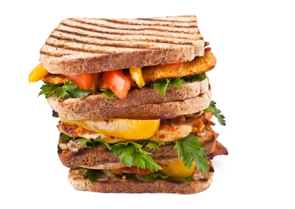Стопка сэндвичей с курицей на гриле — стоковое фото