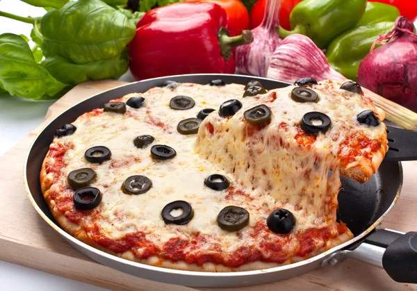 Cheese and olive pizza, one slice lifted up — Stock Photo, Image