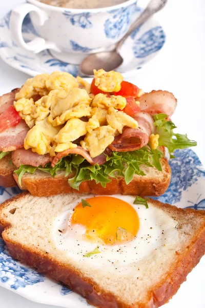 Kaffee, Rührei, Eierbrot und Speck — Stockfoto