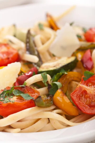 Twee kommen van mediterrane-pasta — Stockfoto