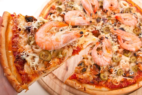 Пицца с морепродуктами, нарезанная одним ломтиком — стоковое фото