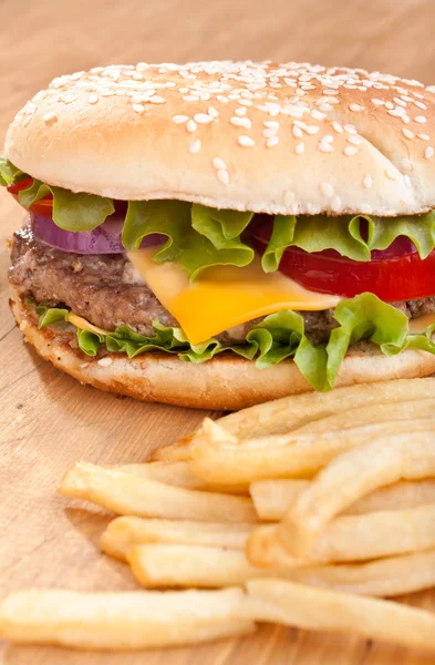 Leckere Cheeseburger mit Pommes — Stockfoto