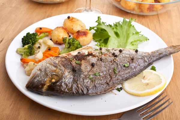 Sea Bream fish with vegetables — Stock Photo, Image