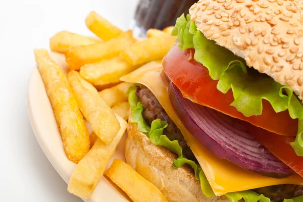 Franse frietjes, grote cheeseburger en cola — Stockfoto