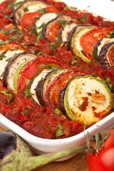 Печеные овощи с томатным соусом — стоковое фото