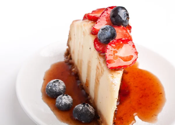Stuk van cheesecake met jam en bessen — Stockfoto