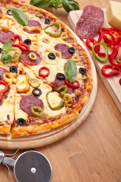 Pizza con ingredientes —  Fotos de Stock