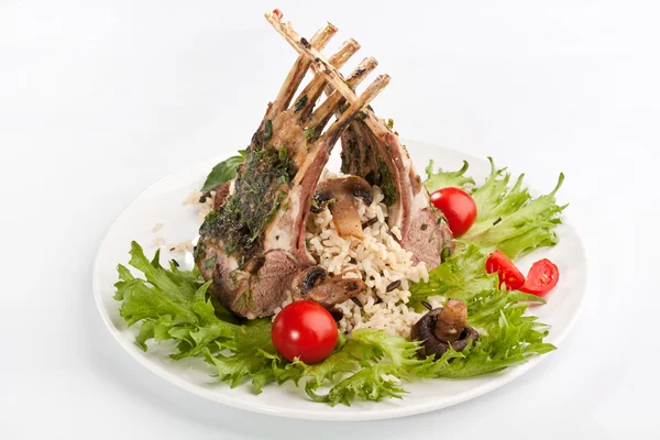 Costillas de barbacoa en un plato con verduras —  Fotos de Stock