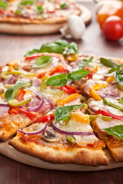 Pizza gustosa affettata — Foto Stock