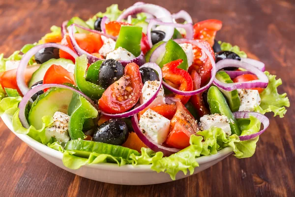 Kom van gezonde Griekse salade — Stockfoto