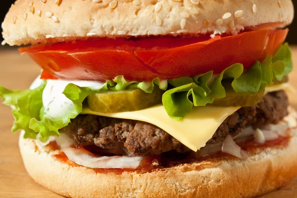 Большой вкусный чизбургер — стоковое фото