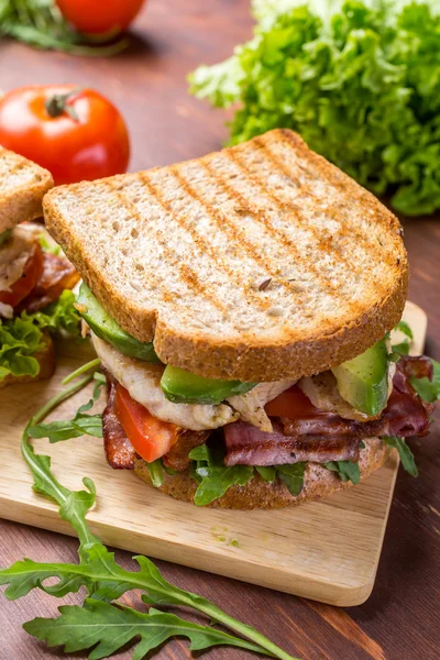 Sandwiches mit Speck, Salat und Tomaten — Stockfoto